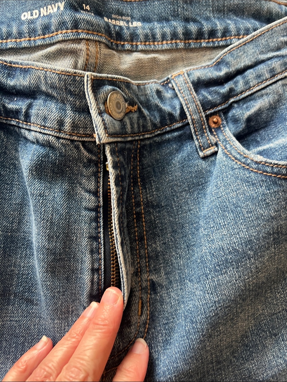 Old Navy petite high rise barrel leg Jeans - Picture 9 of 16